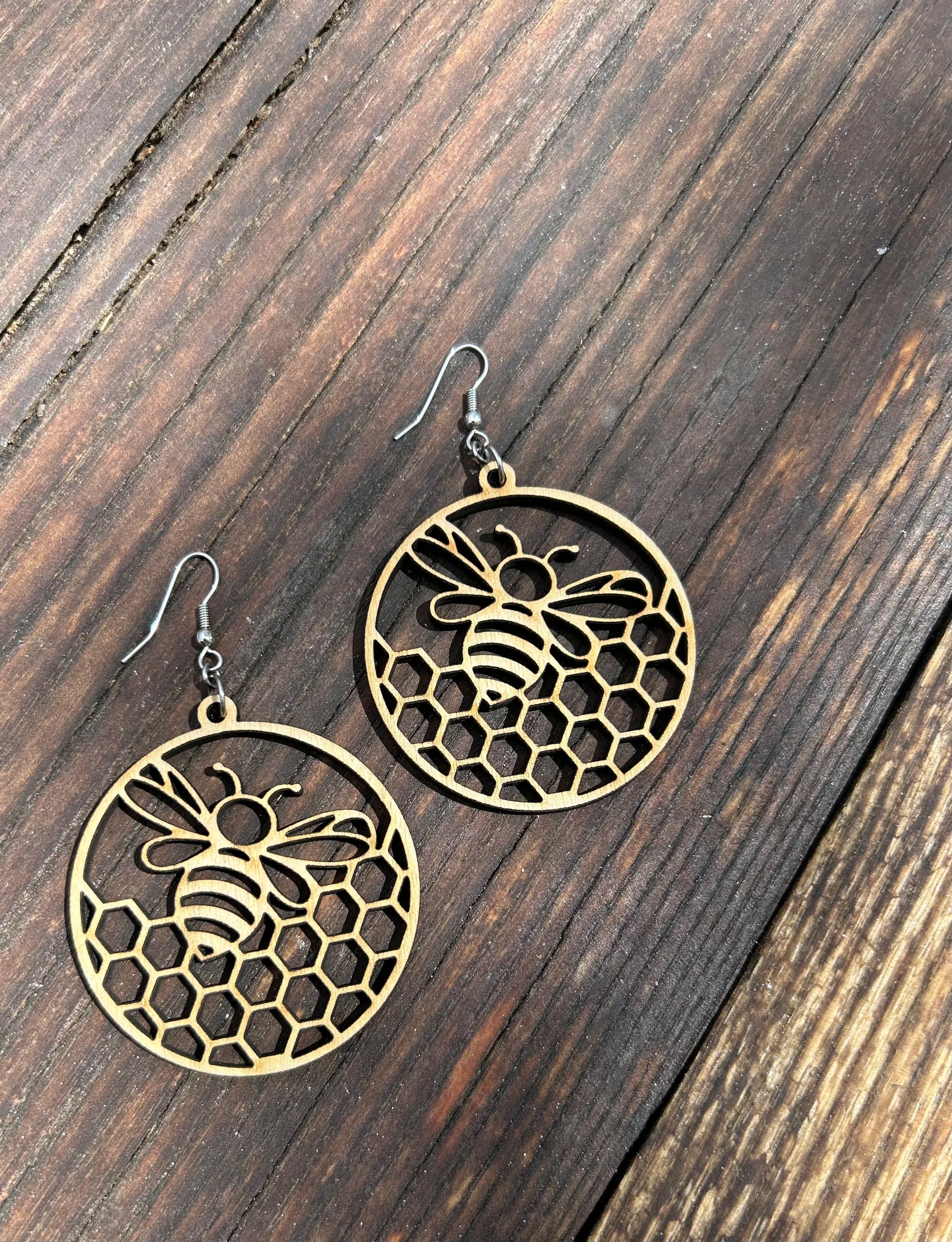 Bee with Honeycomb Round